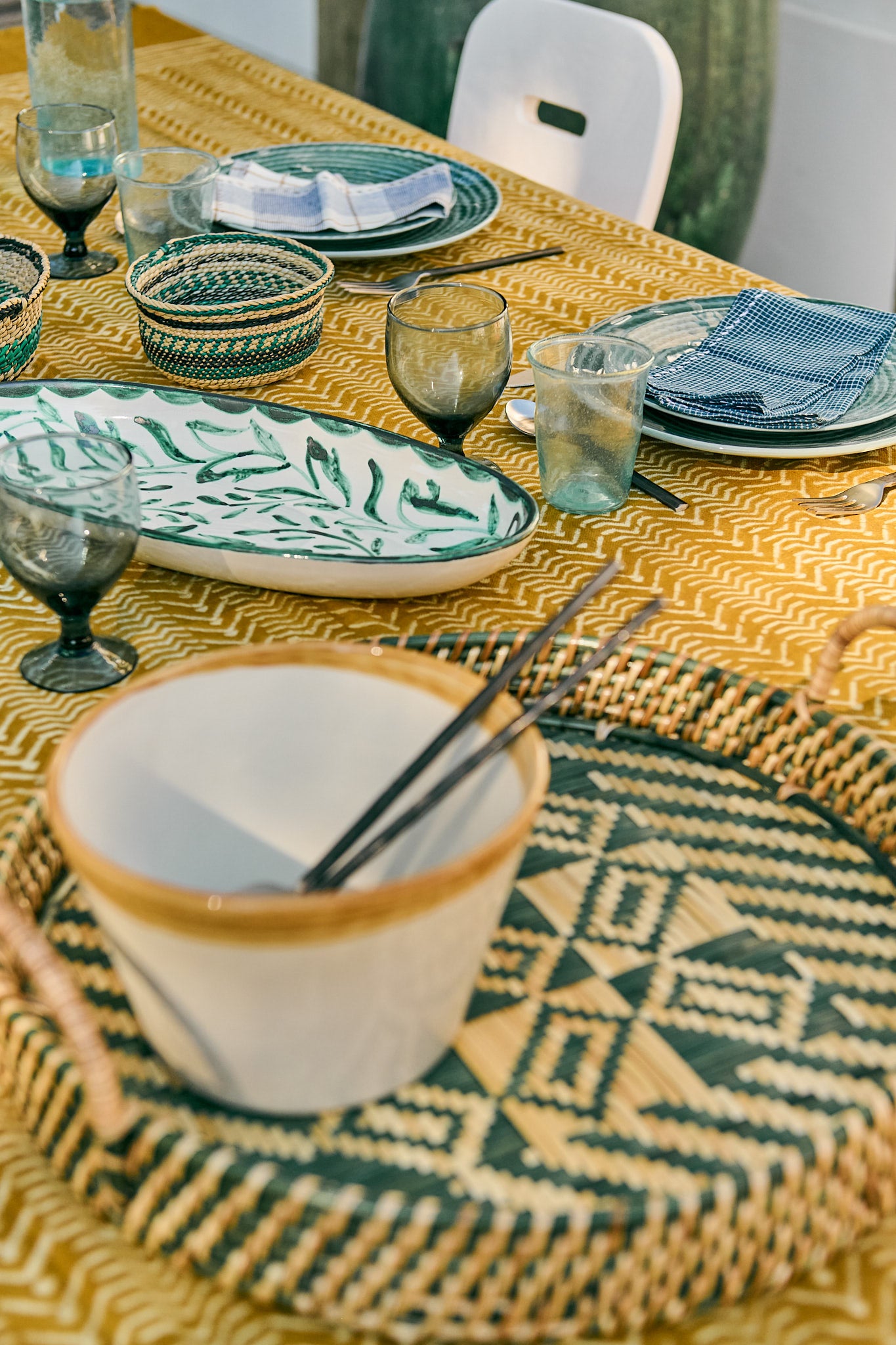 Saladier en faïence émaillée Ecume peinte à la main sur une table estivale