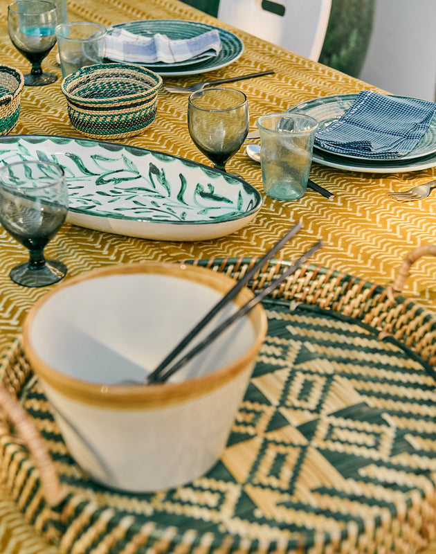 Saladier en faïence émaillée Ecume peinte à la main sur une table estivale