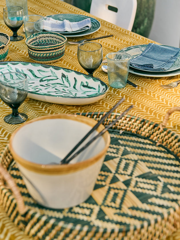 Saladier en faïence émaillée Ecume peinte à la main sur une table estivale