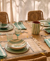 Table d'été dressée avec la vaisselle Amalfi à rayures bleues et blanches en terre cuite
