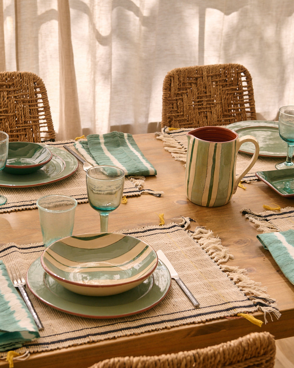 Table d'été dressée avec la vaisselle Amalfi à rayures bleues et blanches en terre cuite