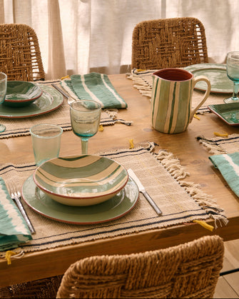 Set de table Platao couleur naturel safran avec la vaisselle Amalfi