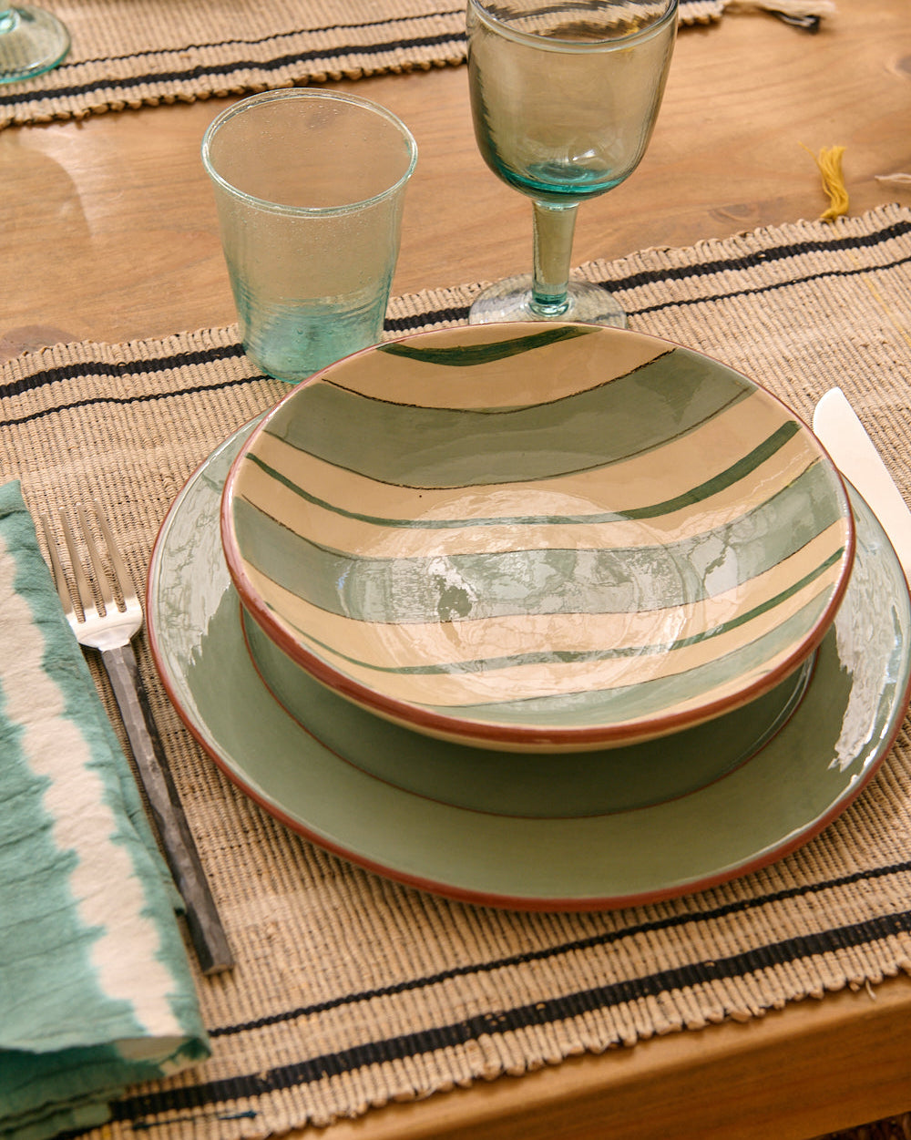 Set de table Platao et sa vaisselle Amalfi et Koterra couleur Lagon