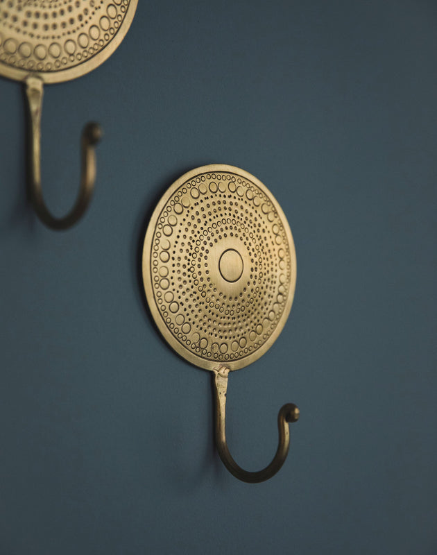 Patère ronde en laiton patiné Hamae