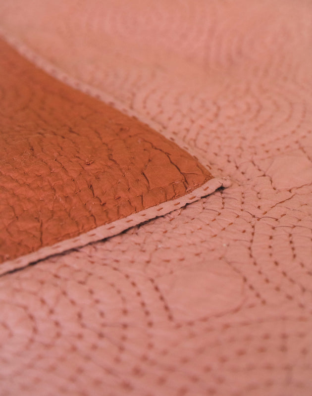 Linge de lit : couvre-lit élégant avec surpiqure