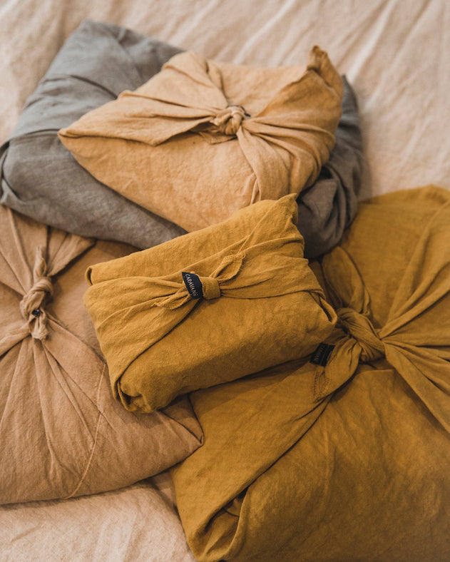 Literie emballée dans des Furoshiki avec le même tissu