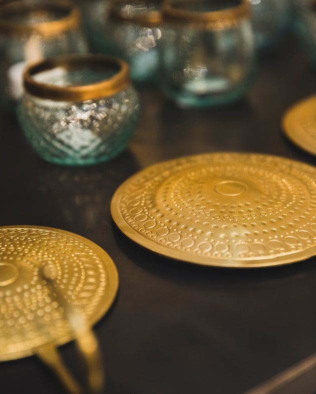 Détail des formes martelées sur la patère en laiton Hamae