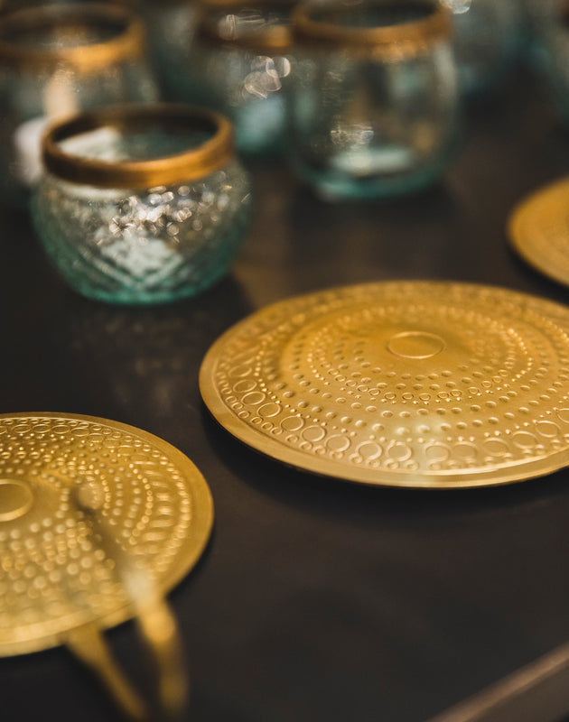 Détail des formes martelées sur la patère en laiton Hamae