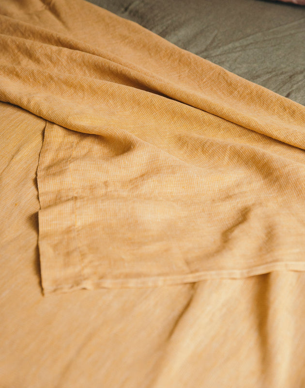 Linge de lit : drap plat en lin lavé jaune