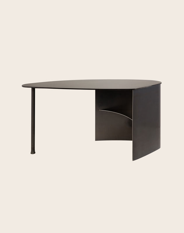 Bureau noir d'appartement en acier brut aux courbes inédites