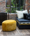 Petit pouf rond au design organique
