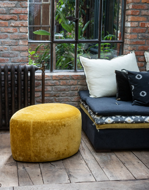 Petit pouf rond au design organique