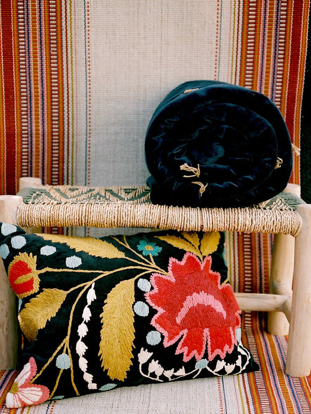 Housse de coussin Mysore en velours brodé et aux motifs fleuris