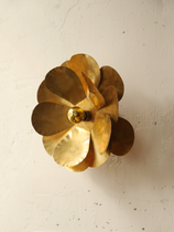 Luminaire doré avec son ampoule dorée qui diffuse une lumière chaude