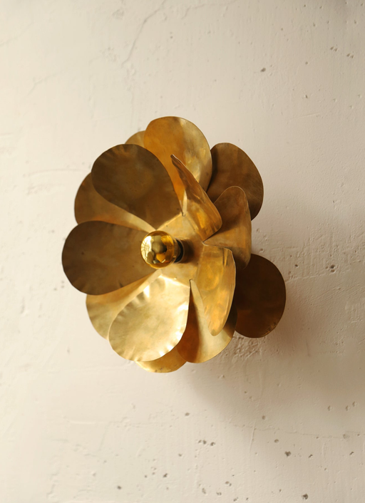 Luminaire doré avec son ampoule dorée qui diffuse une lumière chaude