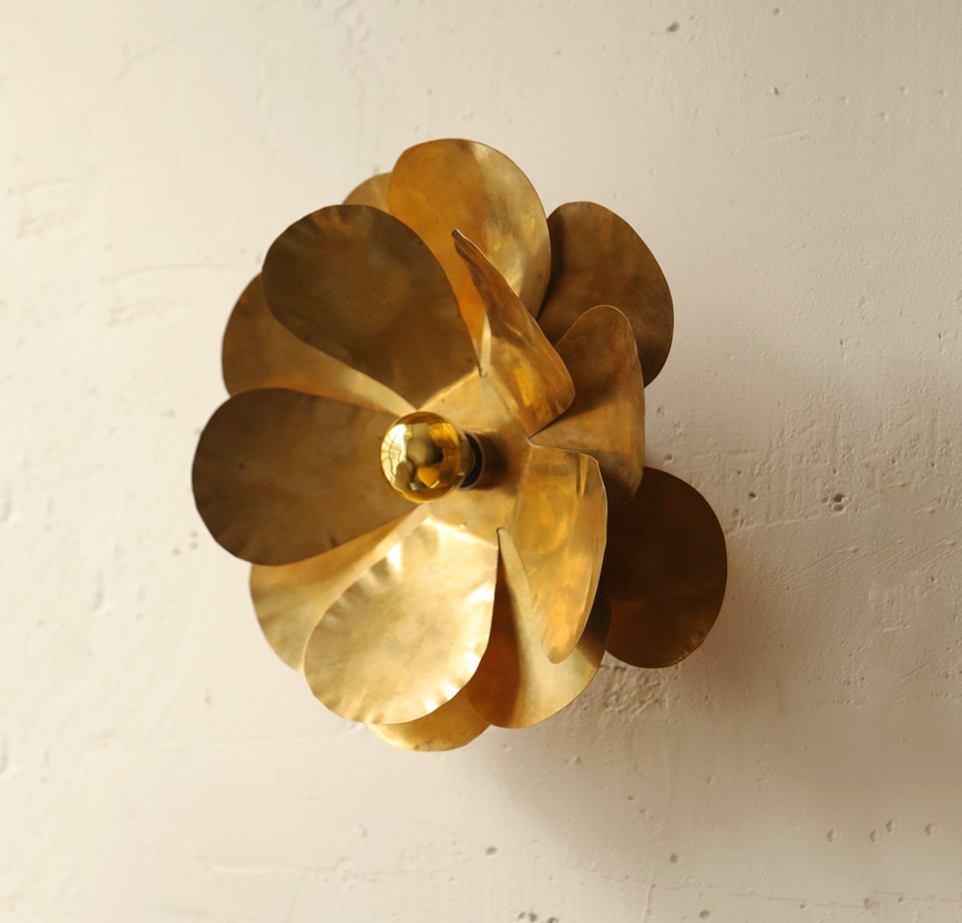 Luminaire doré avec son ampoule dorée qui diffuse une lumière chaude