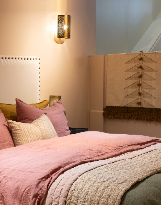 Luminaire : abat-jour cylindrique blanc avec des contours noirs