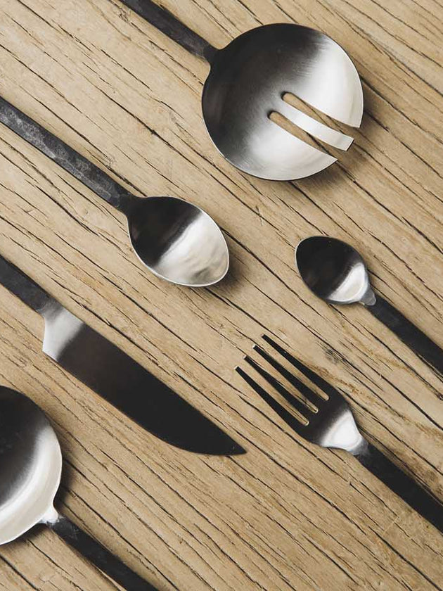Couverts en acier inoxydable avec le manche noir