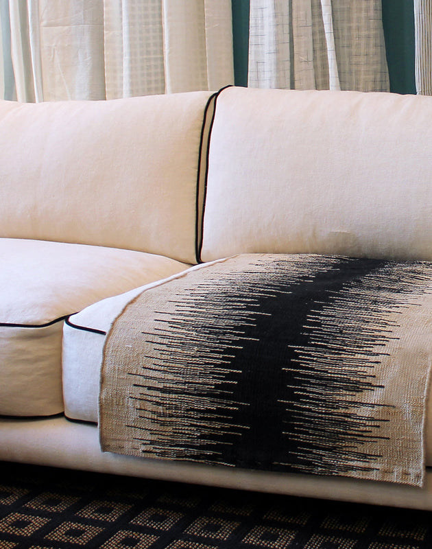 Canapé en tissu blanc et contours noirs