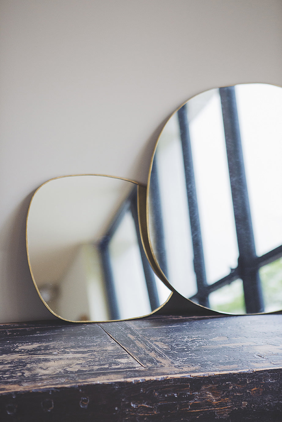 Deux miroirs en laiton doré serti main Ame