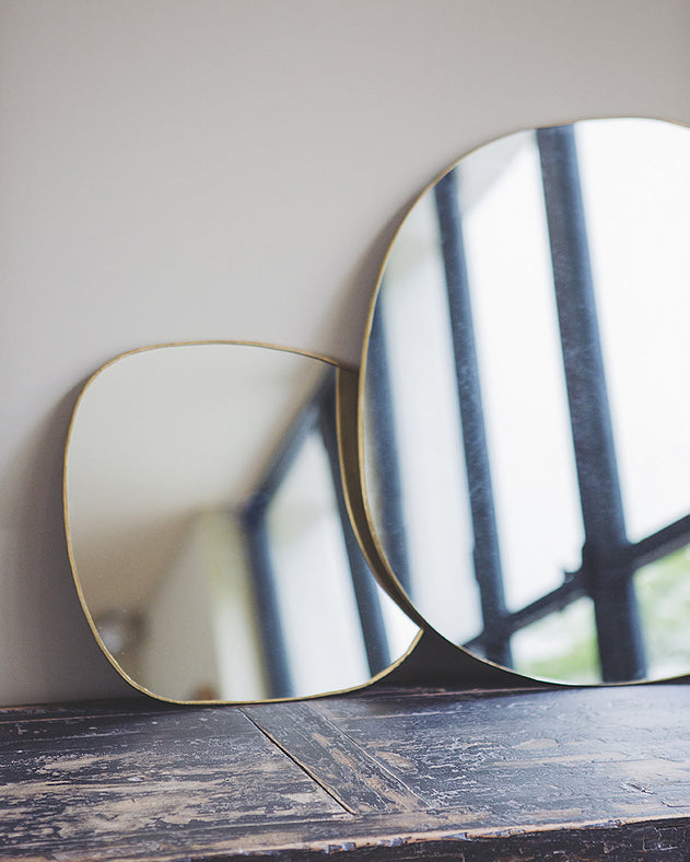 Deux miroirs en laiton doré serti main Ame