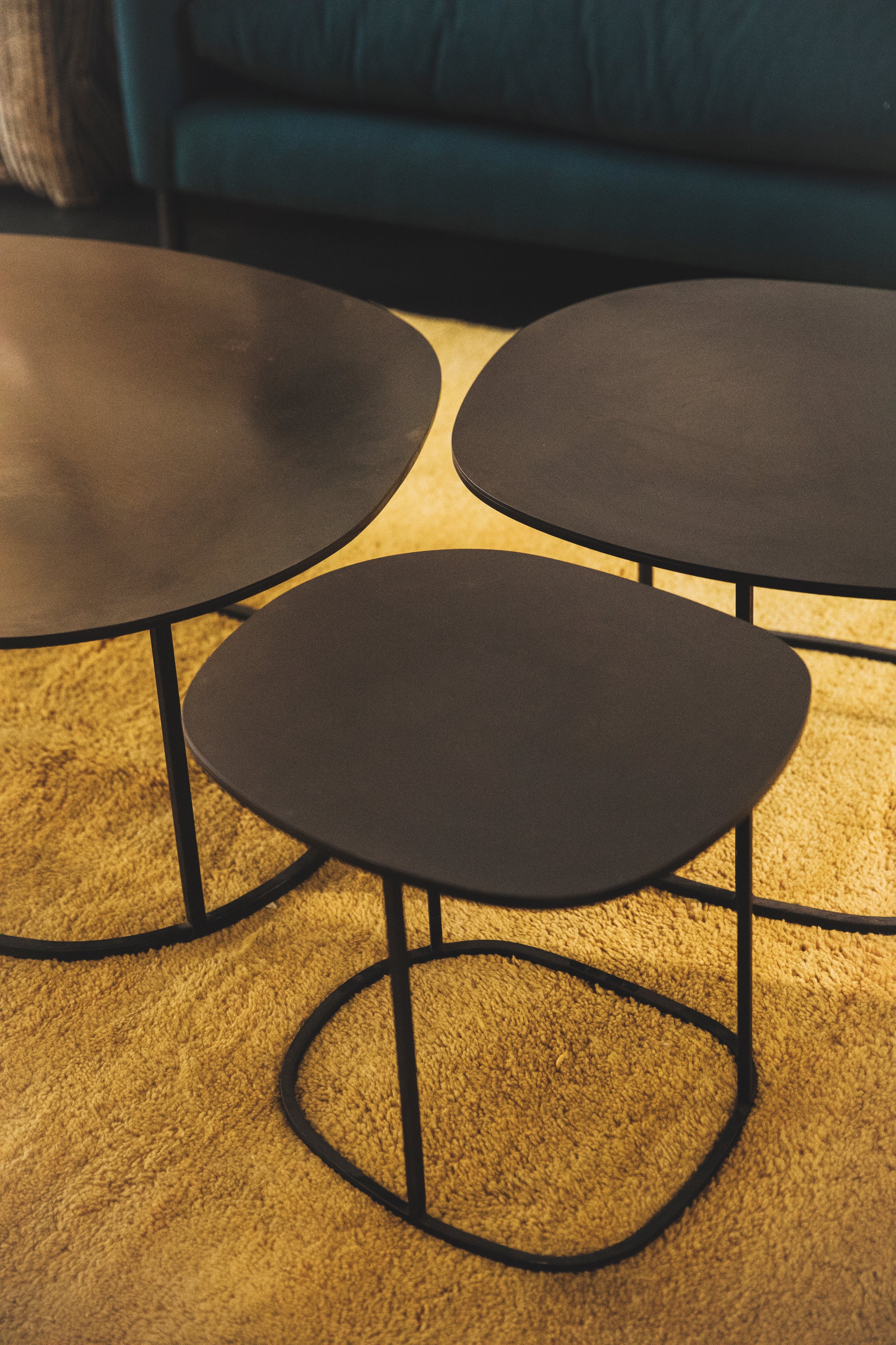 Détail des tables basses Ame en acier brut