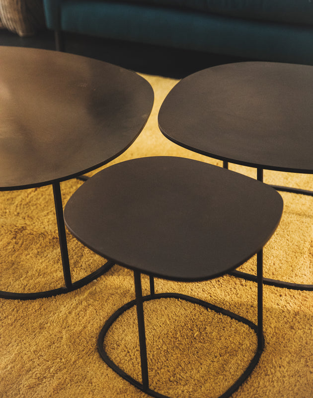 Détail des tables basses Ame en acier brut