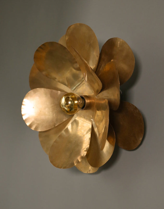 Applique murale dorée en forme de fleur Cosmos
