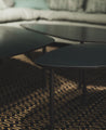 Composition de trois tables basses élégantes en acier brut noir Atoll