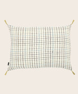 Housse de coussin en coton blanche avec des carreaux et des pompons