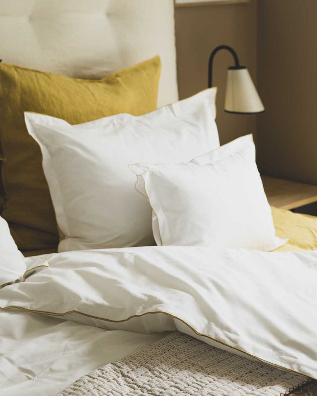 Literie : association de couleur et d'imprimés dans les teintes de jaune pour votre lit