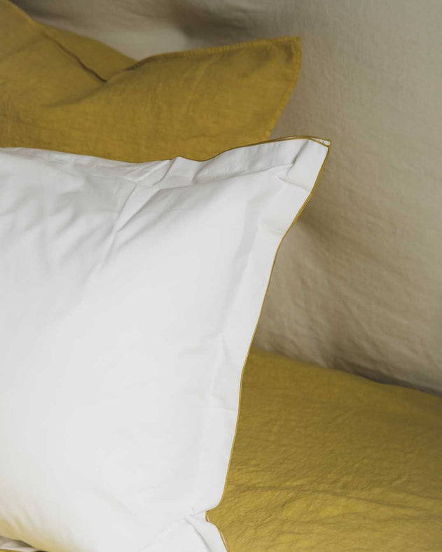 Taie d'oreiller blanche rectangulaire avec bourdon coloré en percale de coton Bora