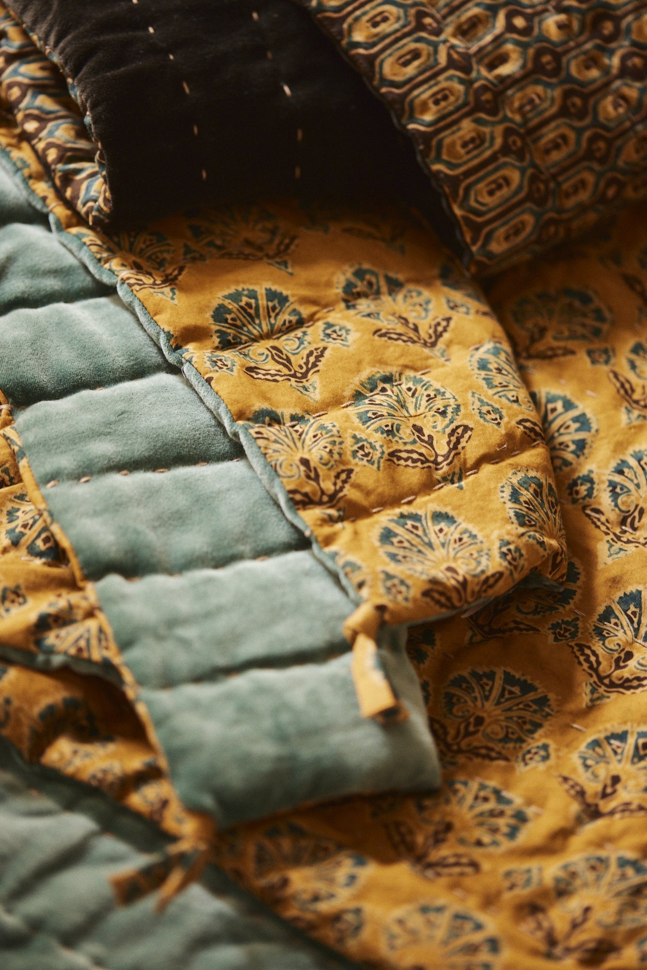 Literie : couvre-pied vert et jaune avec des imprimés à fleurs