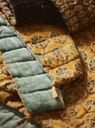 Literie : couvre-pied vert et jaune avec des imprimés à fleurs