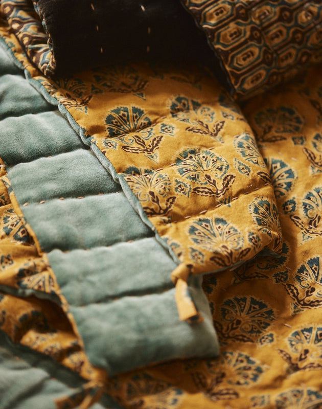 Literie : couvre-pied vert et jaune avec des imprimés à fleurs