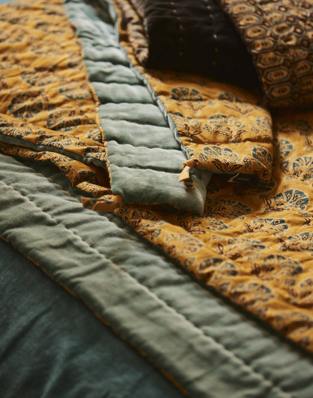 Literie : couvre-pied avec des imprimés à fleurs jaune et vert