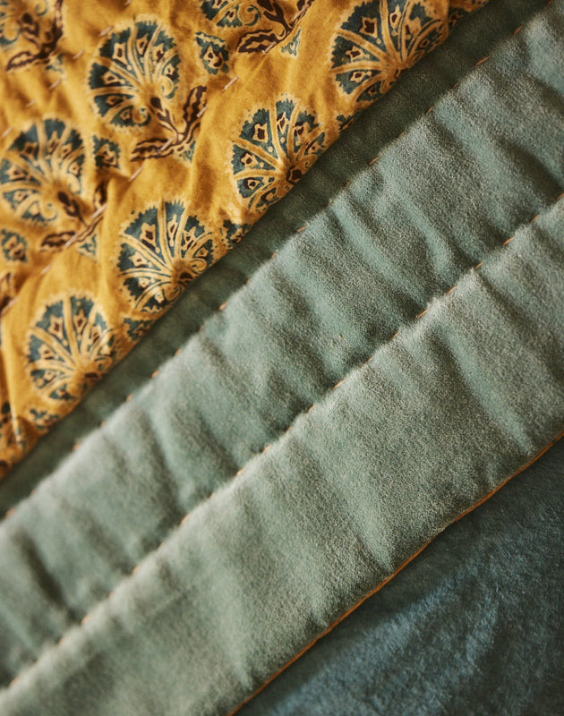 Literie : couvre-pied en velours de coton avec une face unie et une face avec des imprimés à fleurs