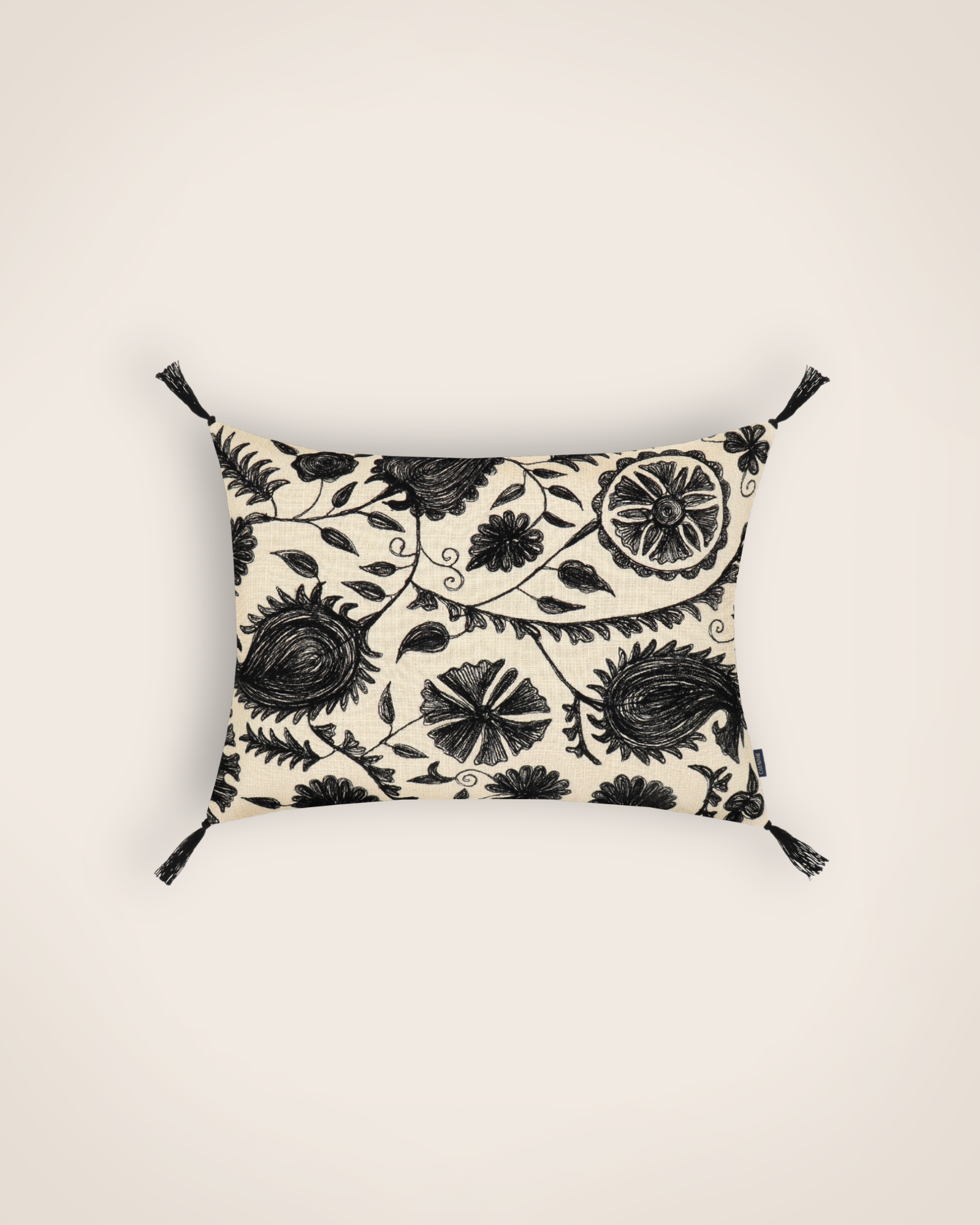 Housse de coussin en coton brodé inspirée de l'art du suzani couleur Réglisse