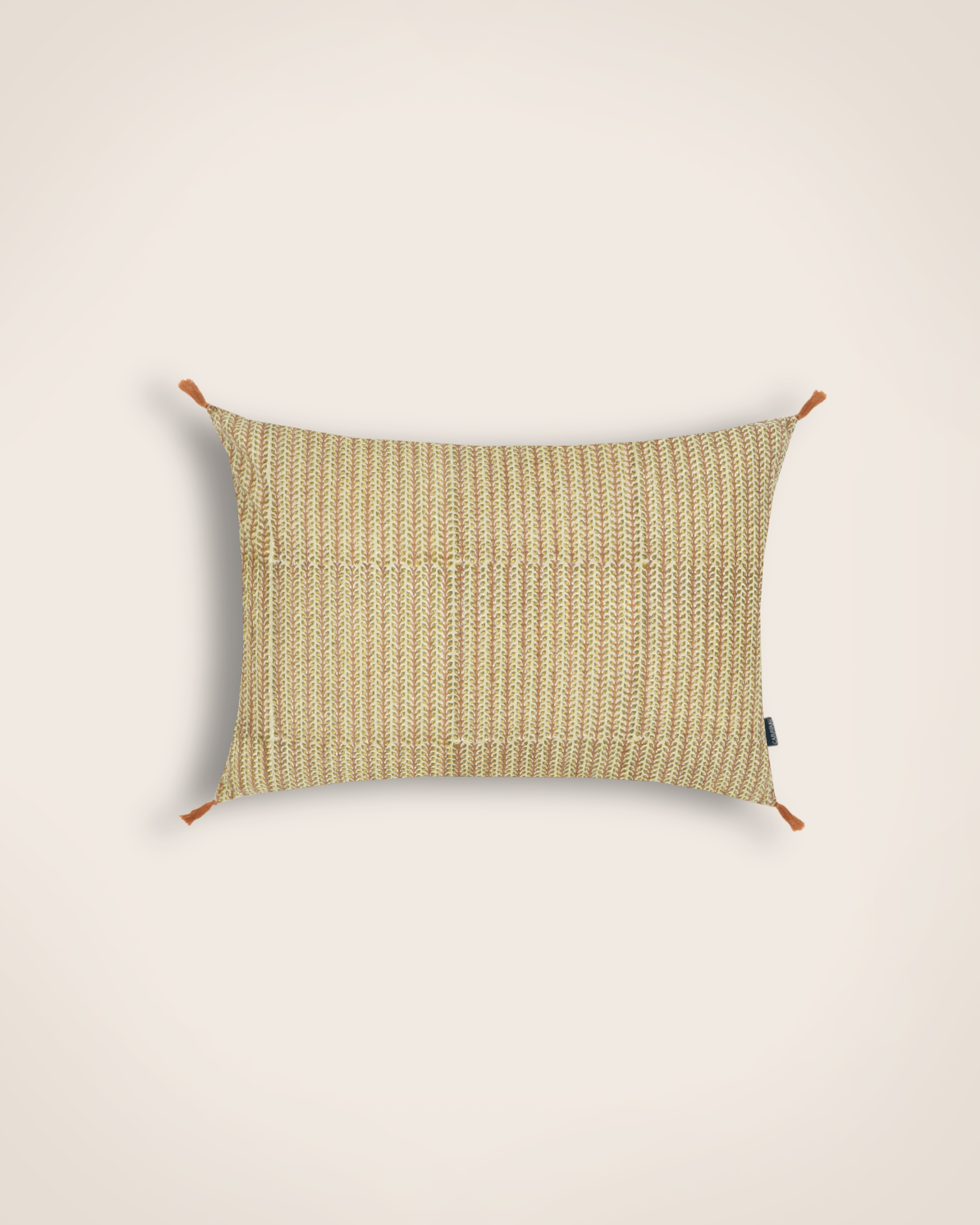 Housse de coussin en coton imprimé au bloc couleur nude avec 4 pompons