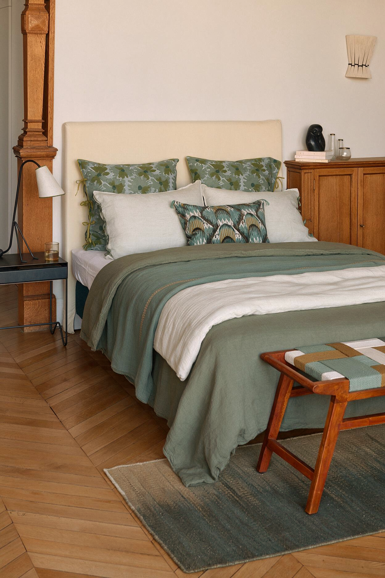 Zarif bedspread
