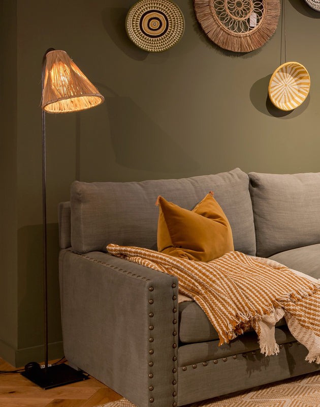 Pied de lampadaire en acier brut Ella noir et son abat-jour en raphia et munja