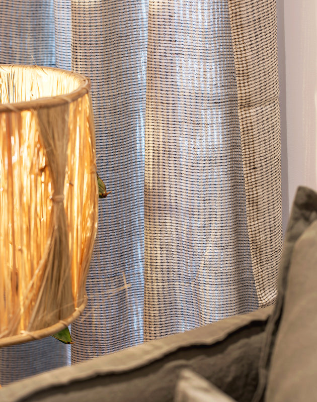 Détail du rideau Arys en kahdi de coton biologique en couleur Charcoal