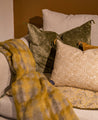 Housse de coussin motifs floraux tons jaunes avec pompons Willow en coton