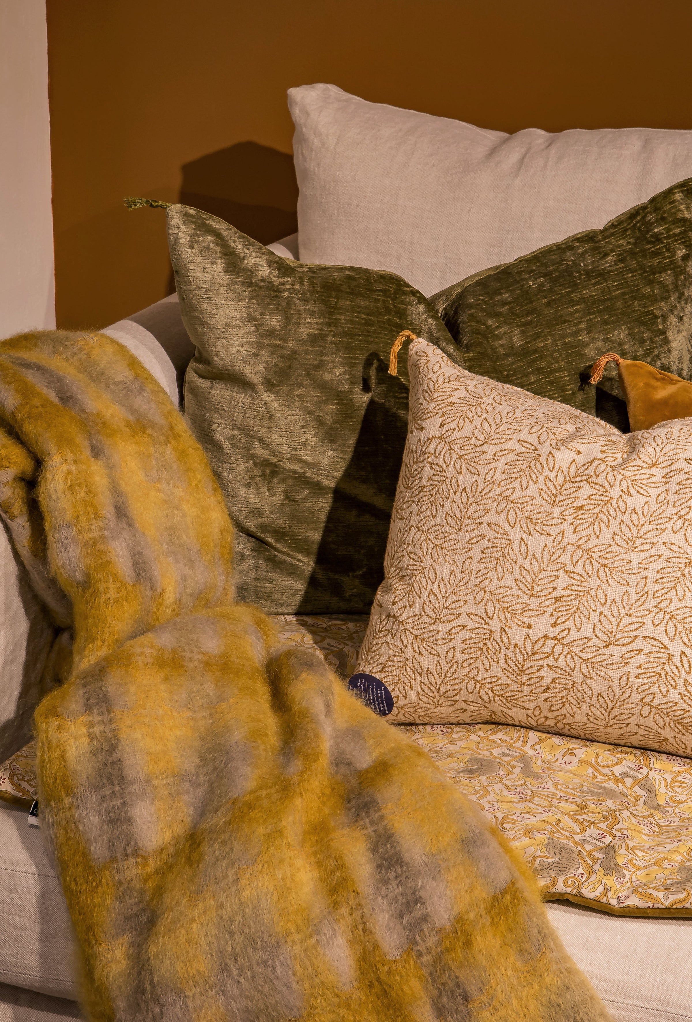 Housse de coussin motifs floraux tons jaunes avec pompons Willow en coton