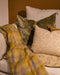 Housse de coussin motifs floraux tons jaunes avec pompons Willow en coton
