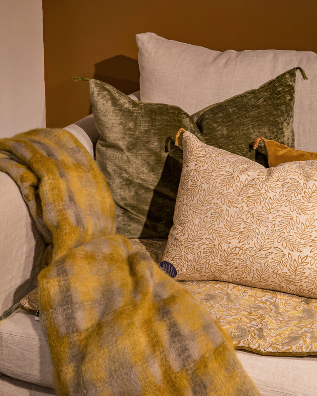 Housse de coussin motifs floraux tons jaunes avec pompons Willow en coton