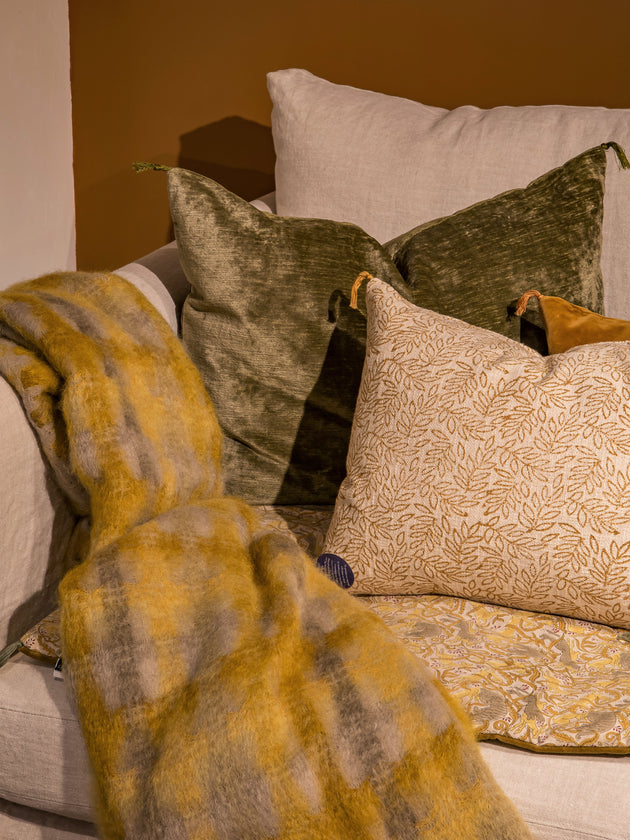 Housse de coussin motifs floraux tons jaunes avec pompons Willow en coton
