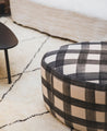Petit pouf rond en tissu à motifs 