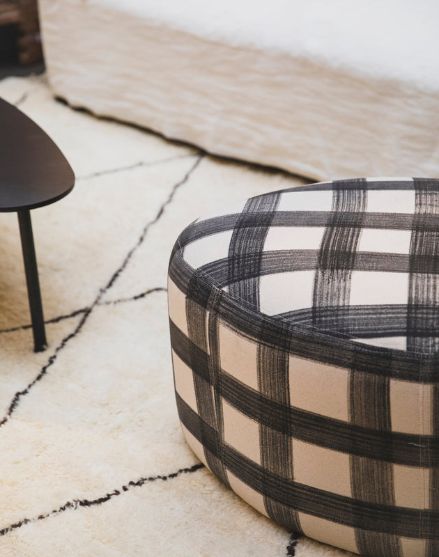 Petit pouf rond en tissu à motifs 
