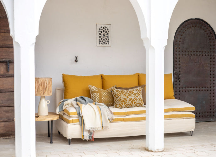 Canapé très confortable avec ses nombreux coussins